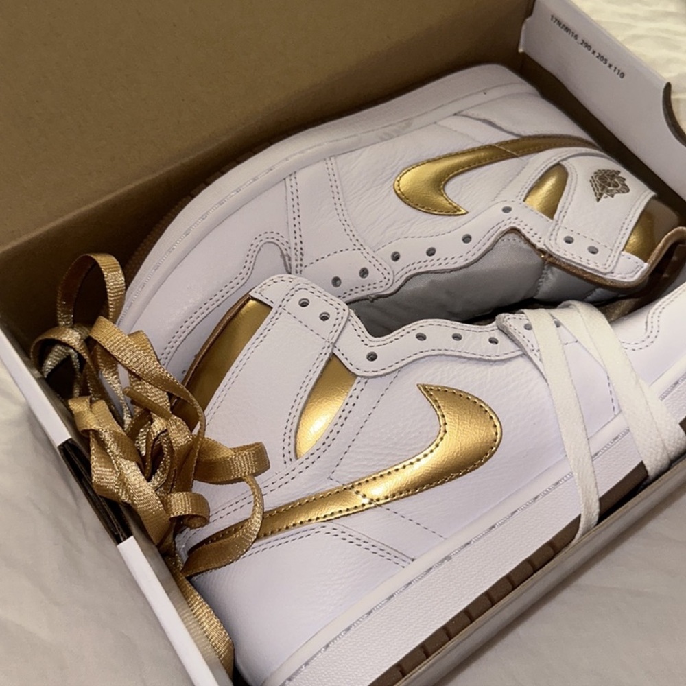 Air Jordan 1 Retro High OG. “White and Gold" - Picture 5 of 7